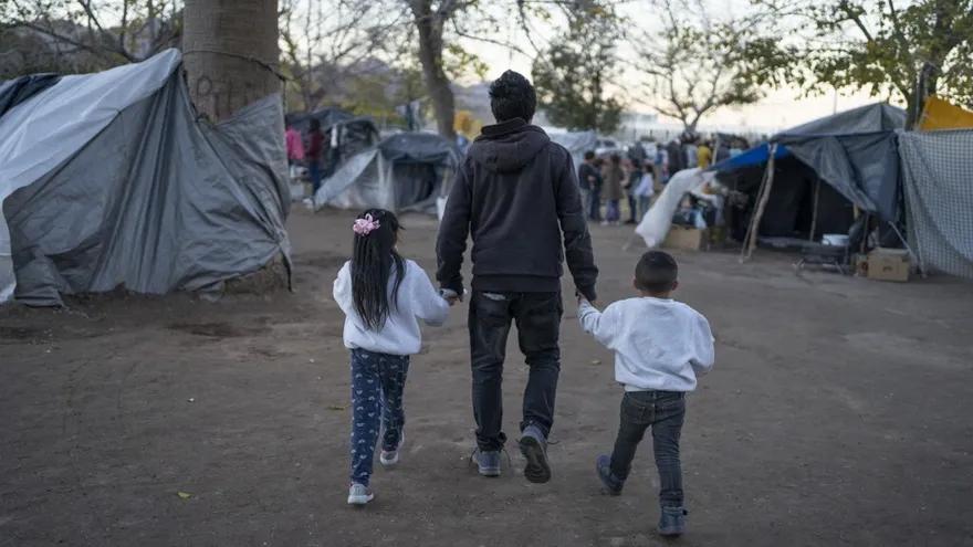 Migrantes inician huelga de hambre en México.