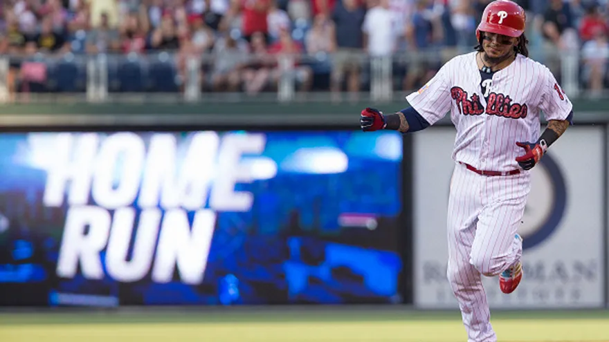 Freddy Galvis tras batear su jonrón ante los Piratas