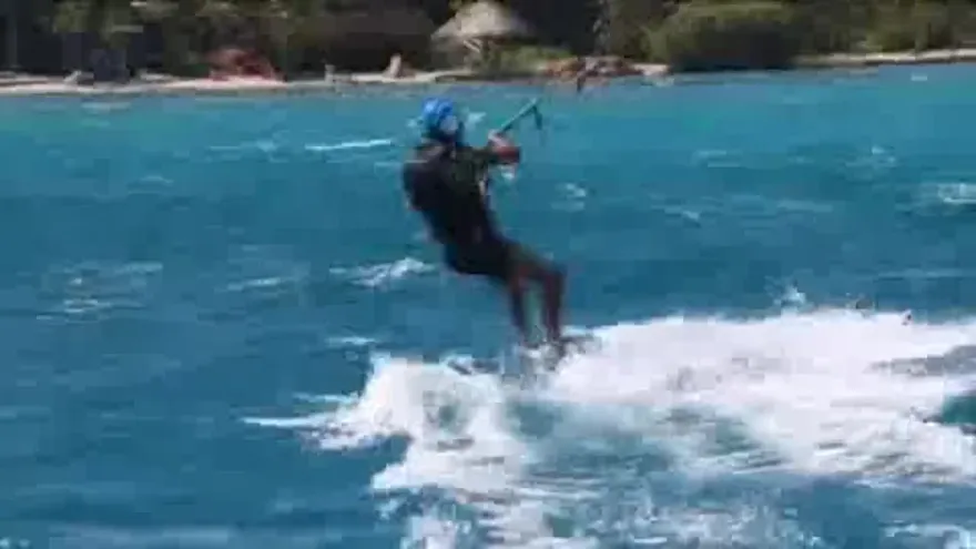 Reaparece Obama practicando "kitesurf"