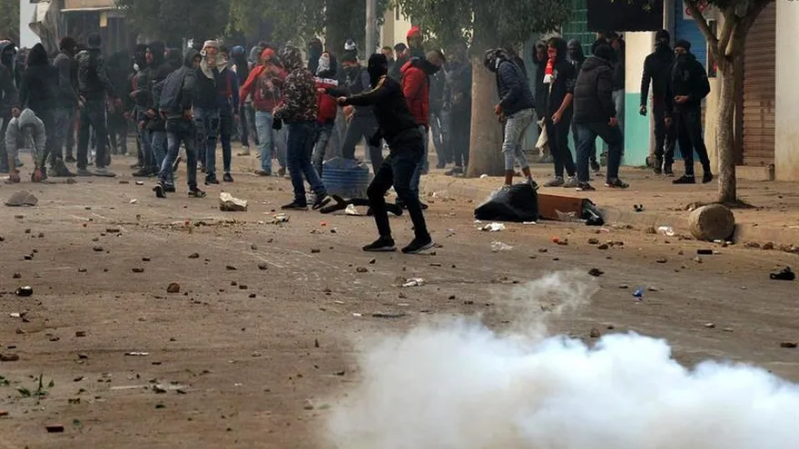 Fotografía facilitada ayer, que muestra a numerosos manifestantes tunecinos se enfrentan a las fuerzas de seguridad en Tebourba.