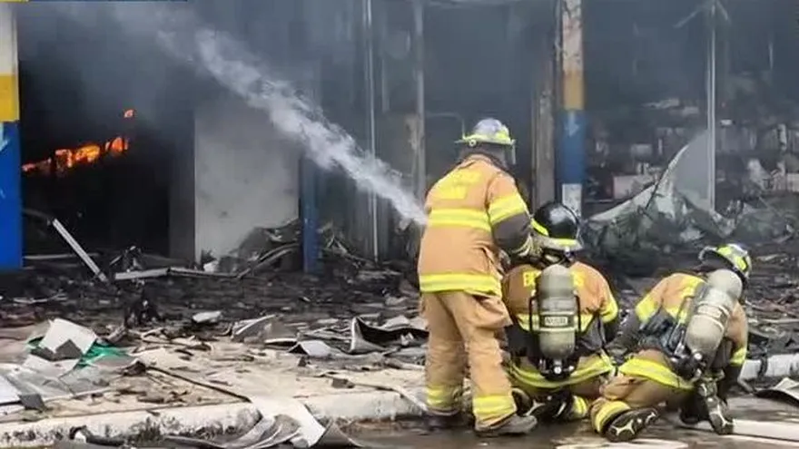 Continúan las labores de extinción tras incendio de almacén en el centro de David