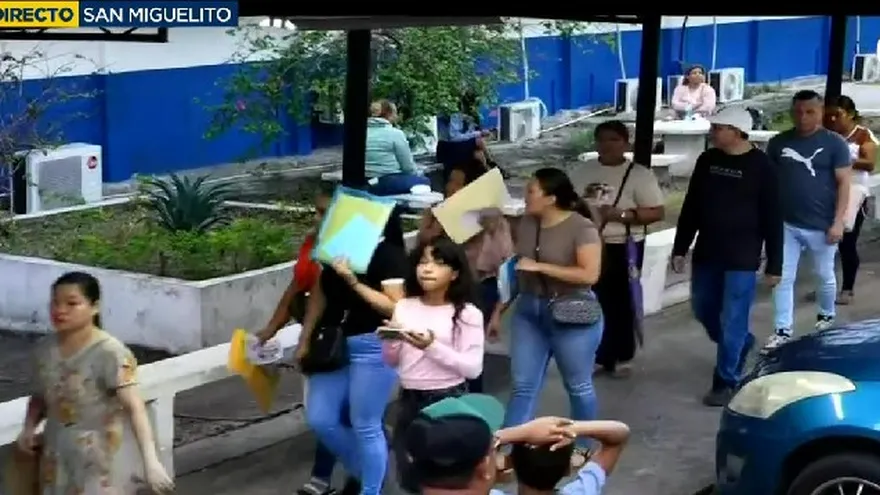 Padres de familia madrugan por un cupo en el Instituto Rubiano en San Miguelito