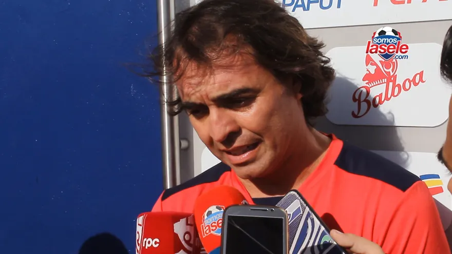 Leonardo Pipino entrega listado de jugadores que viajarán a Perú