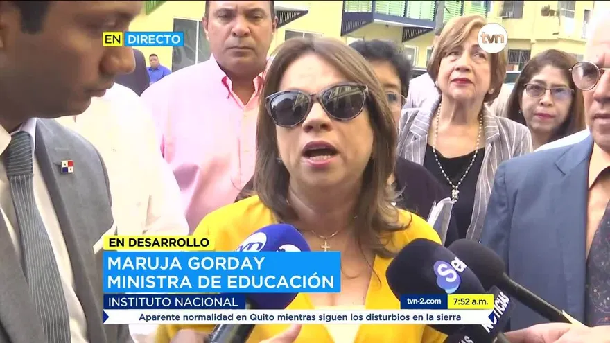 Ministra de Educación acude a reunión en el Instituto Nacional