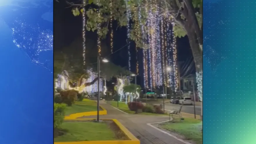 Prueban luces de parques para las festividades navideñas.