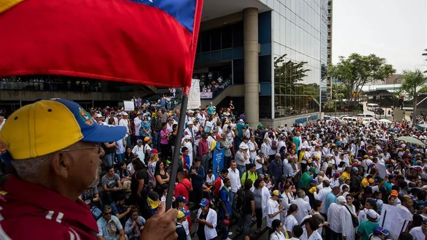 Médicos opositores al Gobierno nacional participan en una manifestación hoy, lunes 22 de mayo de 2017, en Caracas (Venezuela)Médicos del chavismo y la oposición protagonizarán hoy sendas marchas en las calles de Caracas, en el día 52 de las movilizaciones que sacuden a este país y que dejan al menos 48 muertos, según cifras de las autoridades y de la oposición.