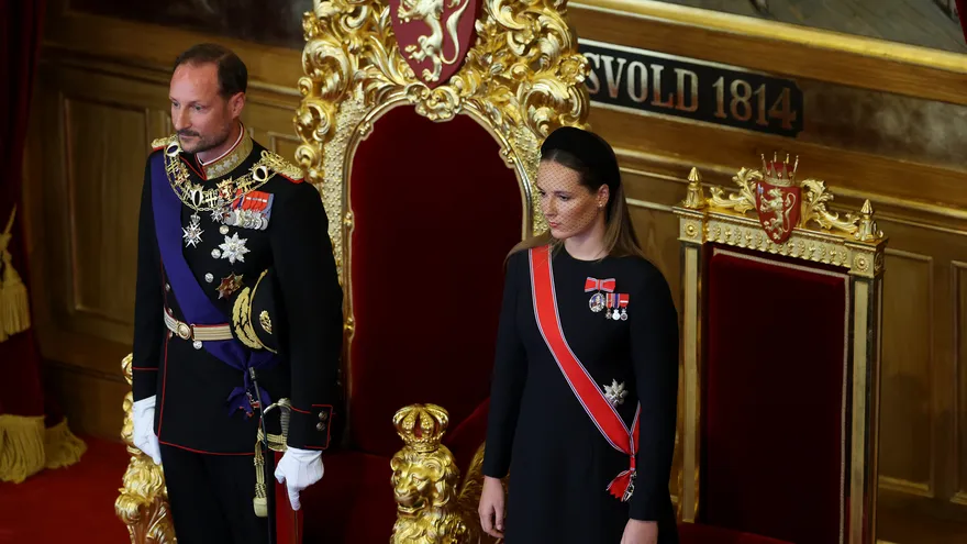 El rey Haakon VIII de Noruega y su hija, la princesa heredera Ingrid Alexandra.