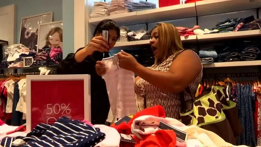 Millones de dólares circulan por el pago de ahorros y décimo