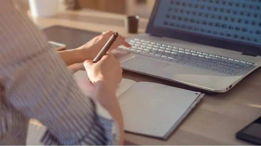 Cortizo sanciona Ley 144 que obliga el uso de medios electrónicos para trámites gubernamentales. Foto/Archivo