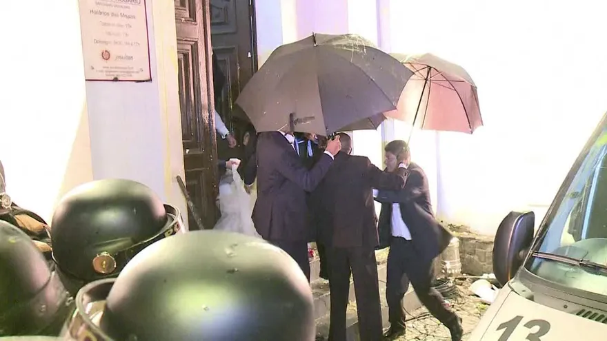 Lanzan huevos contra diputada brasileña el día de su boda