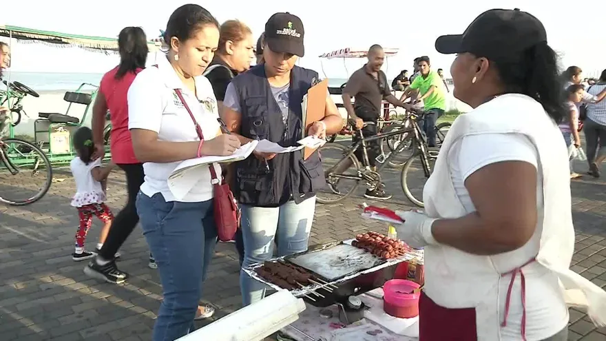 Operativos contra buhoneros en la Cinta Costera