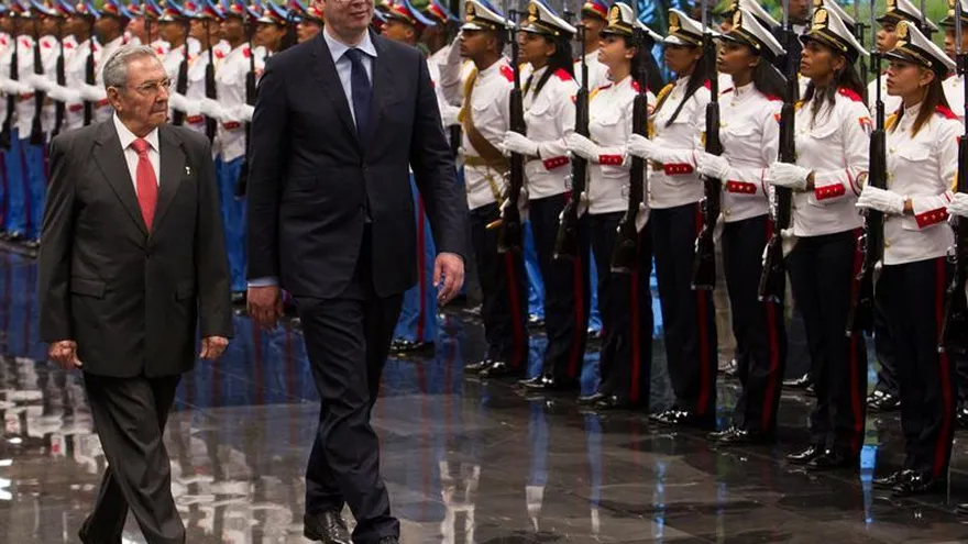 El presidente cubano, Raúl Castro (i), recibe a su homólogo de Serbia, Aleksandar Vucic (d), hoy, viernes 15 de diciembre de 2017, en La Habana (Cuba). Vucic se encuentra en una visita oficial en la isla.