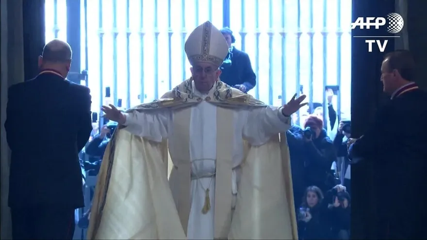 Papa insta a Iglesia a abrirse al mundo al inaugurar el jubileo