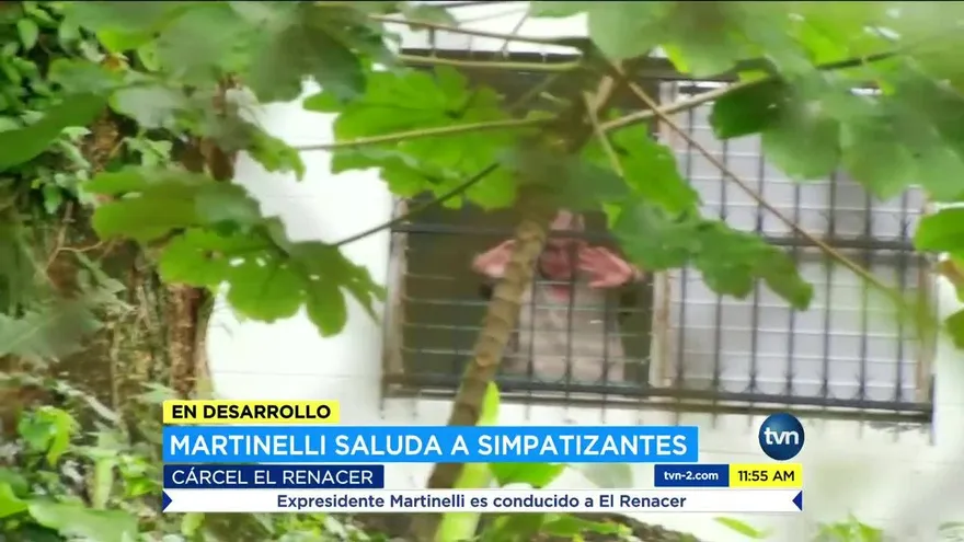 Martinelli saluda a simpatizantes afuera del centro penitenciario El Renacer