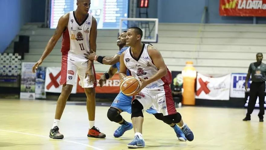 Ricardo Meléndez  de los Halcones  en momentos que conduce el balón.