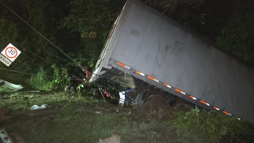 Camión accidentado en la vía Centenario