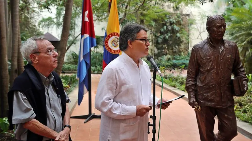 Gustavo Bell (c),  jefe del equipo negociador del Gobierno colombiano.