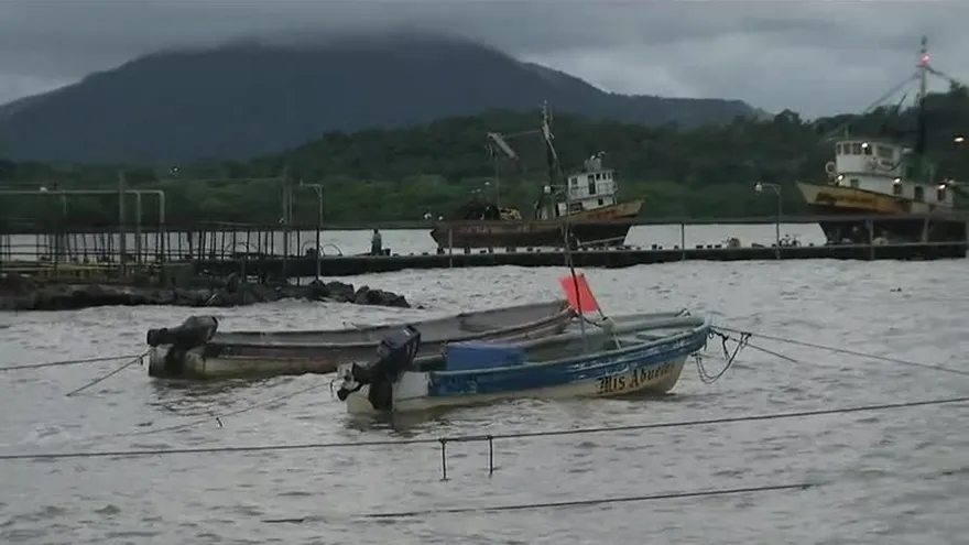 Residentes de Puerto Caimito en alerta por mal tiempo