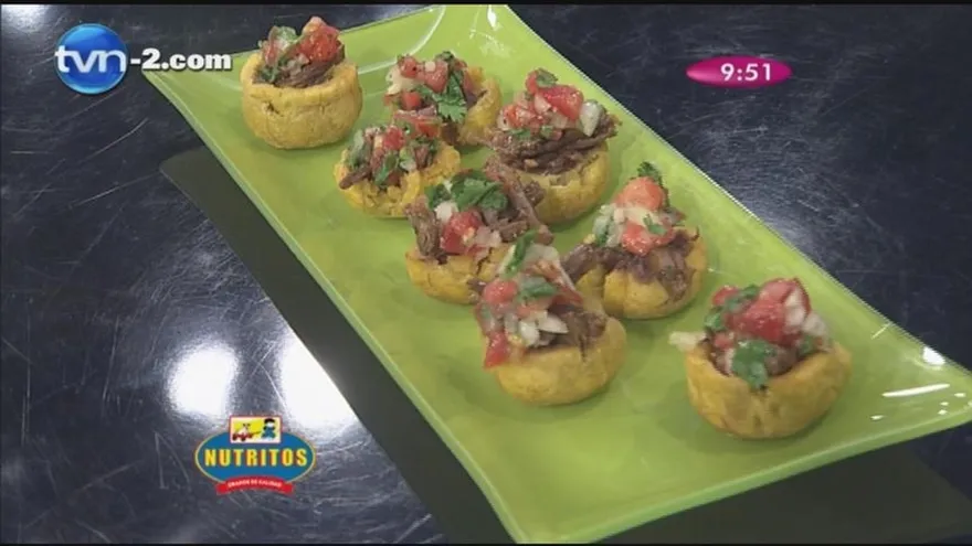 Canastas de patacón con pasta de frijoles y carne