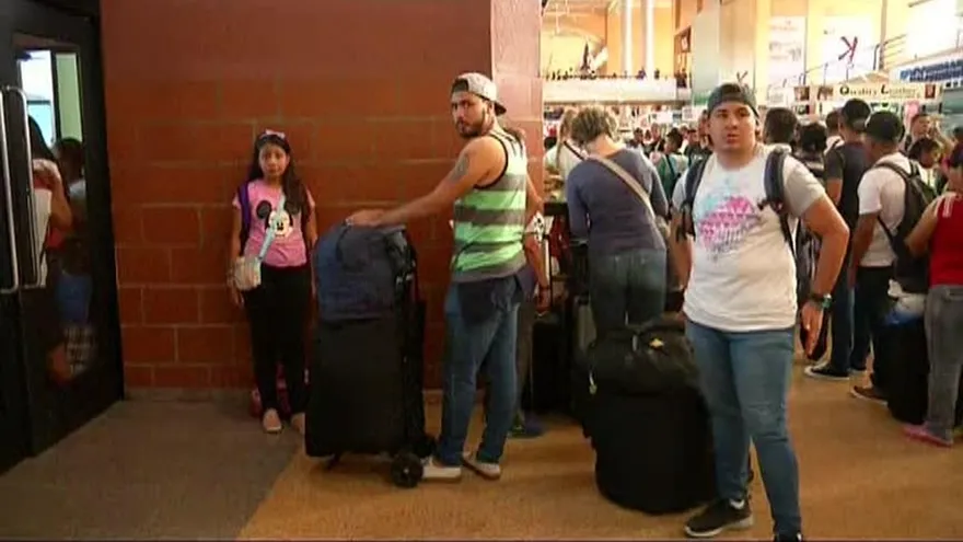 Personas viajan al interior del país para celebrar Año Nuevo