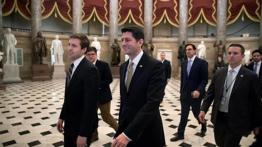 El presidente de la Cámara de Representantes de Estados Unidos Paul Ryan camina a través de Statuary Hall hoy, jueves 18 de enero de 2018, antes de votar una resolución en la sede del Congreso en Washington (EE.UU.).