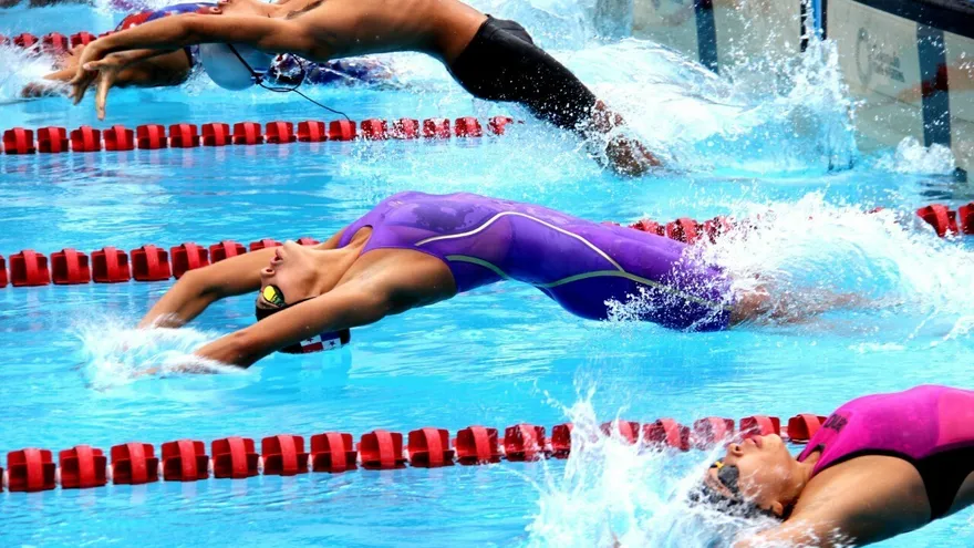 Nadadores ponen se ponen a prueba en la piscina Eileen Coparropa