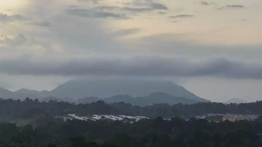 Amanecer de un día nublado.
