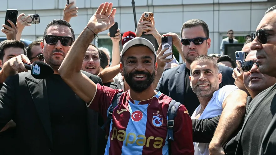 Mohamed Salah arrives in Turkey to massive fanfare for Trabzonspor transfer