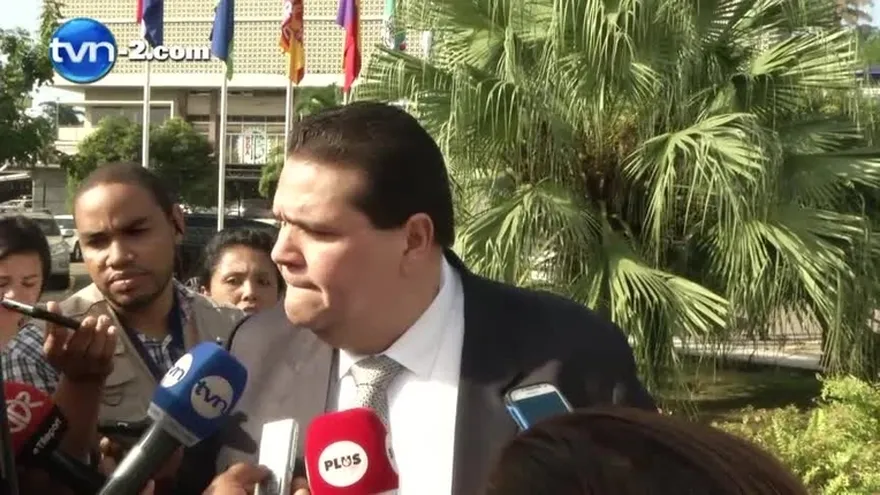 Gálvez evita hablar sobre contratos que superaron montos topes en su gestión