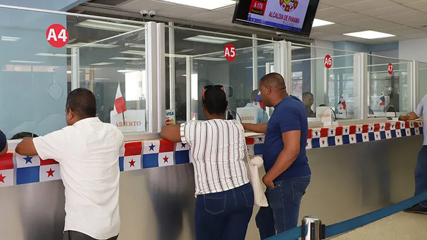 Los contribuyentes reciben orientación en el edificio Hatillo para realizar su Declaración Jurada de Ingresos Anual 2026.