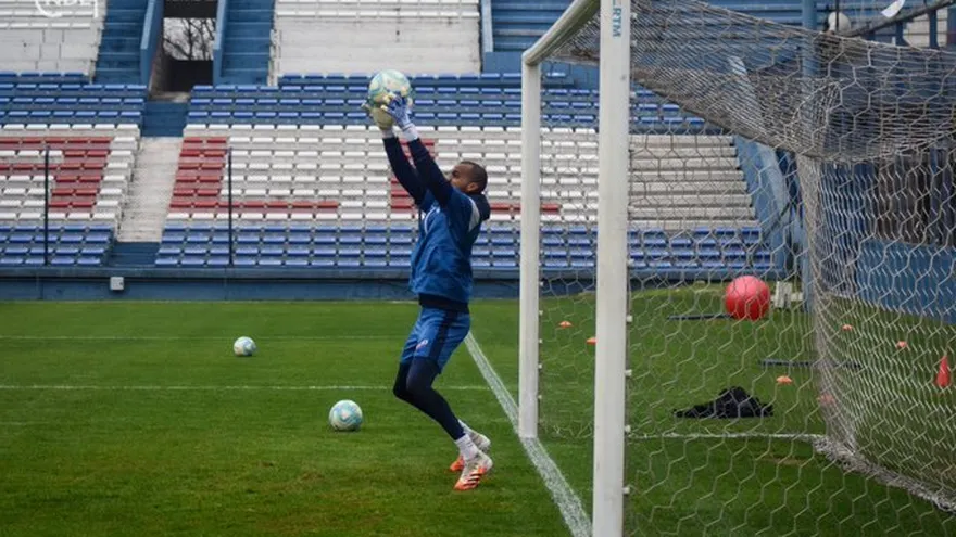 Nacional prepara el Clásico con un triunfo, Peñarol cae ante Montevideo City