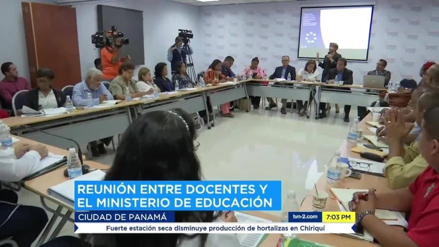 Reunión entre docentes y el Ministerio de Educación