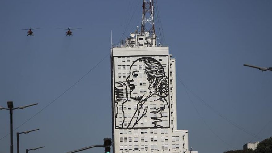 Helicópteros de la fuerza aérea sobrevuelan la avenida 9 de Julio y la imagen de Eva Perón, en el sector del Obelisco, en Buenos Aires (Argentina).
