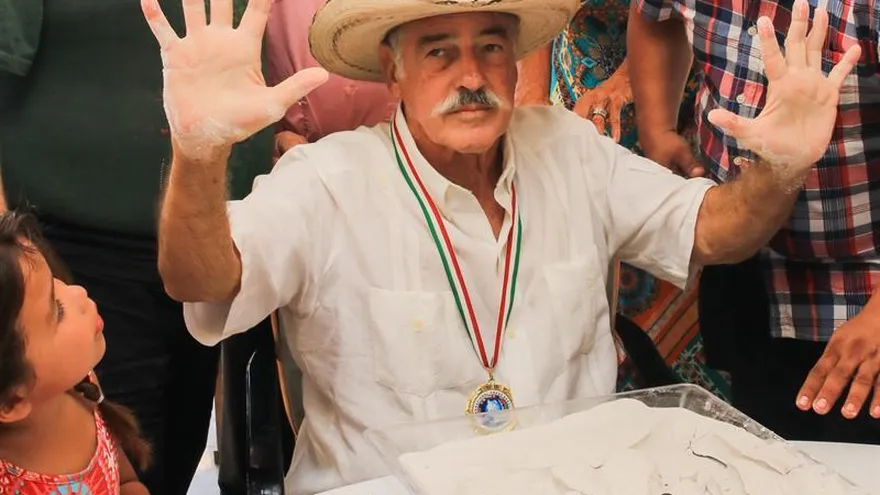 El actor mexicano Andrés Garcia, deja las huellas de sus manos para ser colocadas en el paseo de las estrellas de Las Vegas este lunes 26 de marzo de 2018, durante una ceremonia en su casa del puerto de Acapulco.