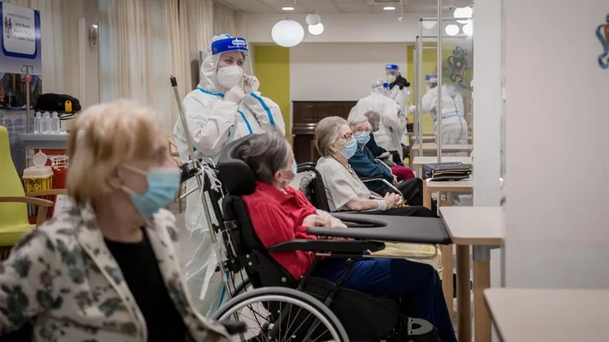 América suma 35 millones de casos y 864.000 defunciones, mientras que Europa acumula 26 millones de contagios y 585.000 muertes. Ambas regiones son las más afectadas en un año de pandemia.