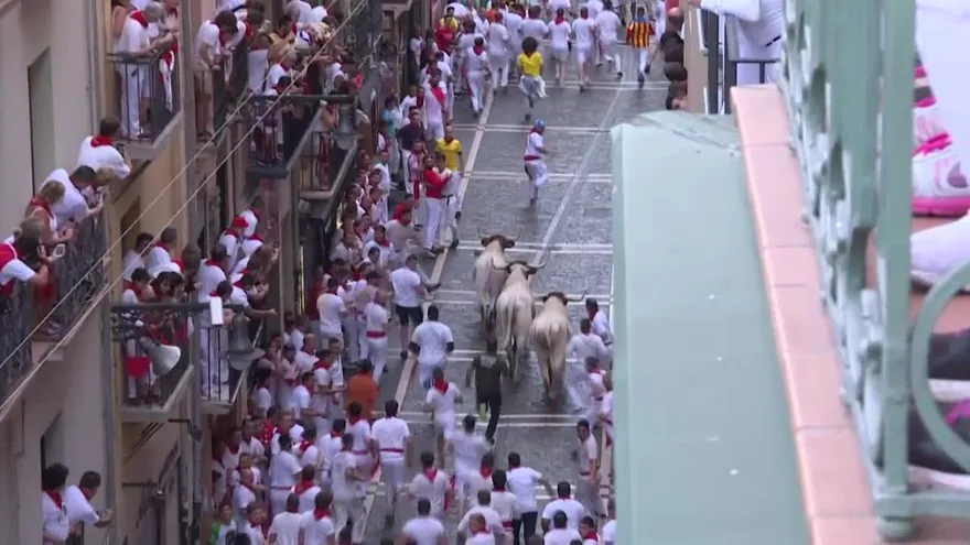 Tres corneados en primer encierro de Sanfermines en España