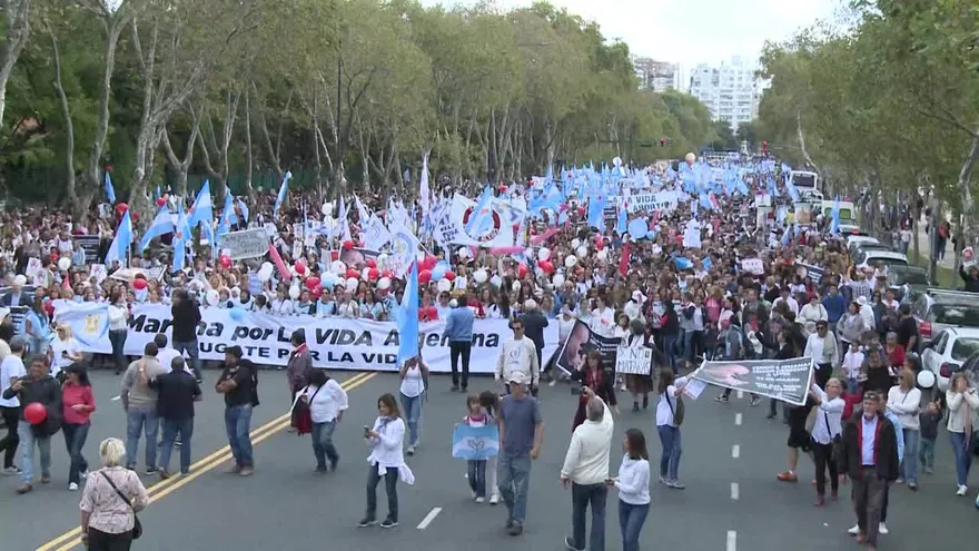 Marchan en Argentina contra el proyecto de ley de aborto legal