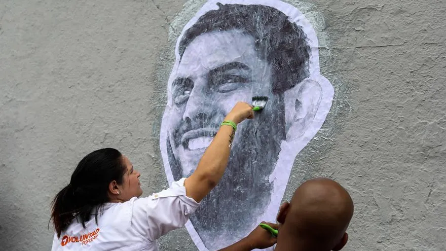 Manifestantes pegan un retrato del diputado Juan Requesens, detenido desde el 7 de agosto de 2018 por el Servicio Bolivariano de Inteligencia (Sebin) en Caracas (Venezuela).