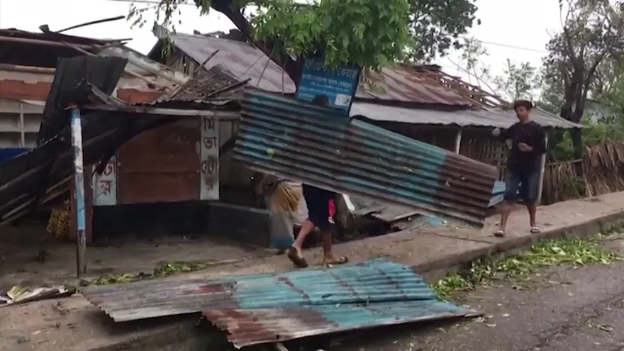 Ciclón deja decenas de muertos en Bangladés e India