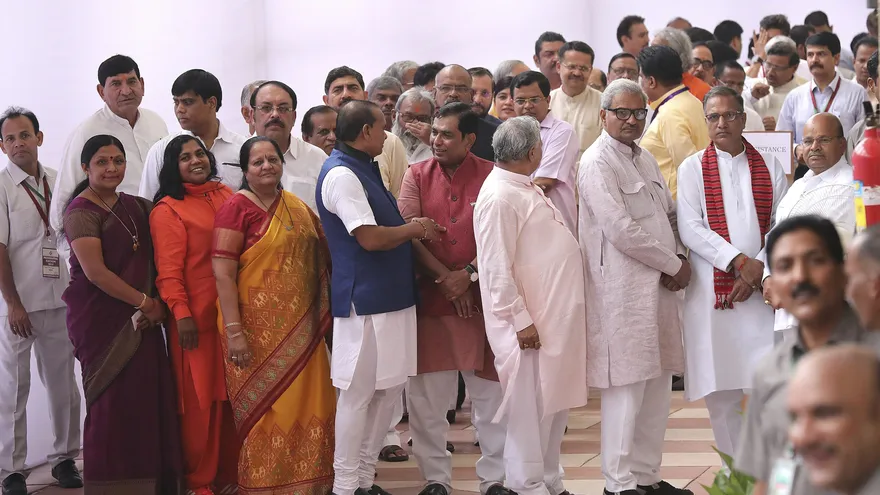 Varios diputados hacen cola para depositar su voto en el Parlamento durante las elecciones presidenciales en Nueva Delhi.