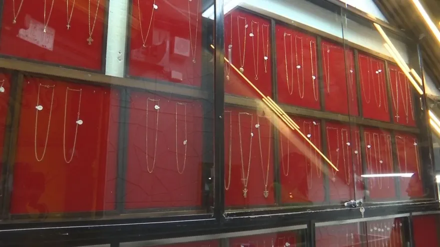 Indignación tras fallo: asaltante armado irá a casa pese a robo en joyería