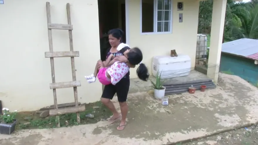 La niña de nueve años que no sostiene su cabeza y necesita un carrito de $11 mil