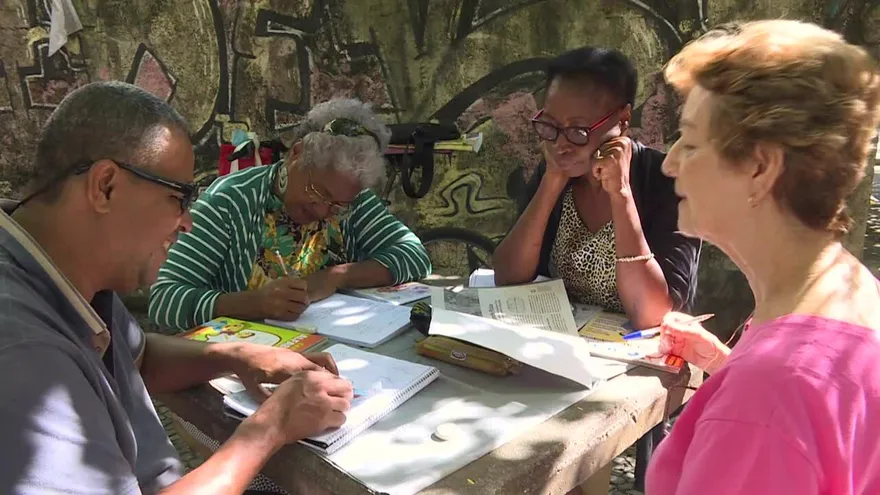 "Adopte un alumno": clases para todos en las plazas de Rio de Janeiro