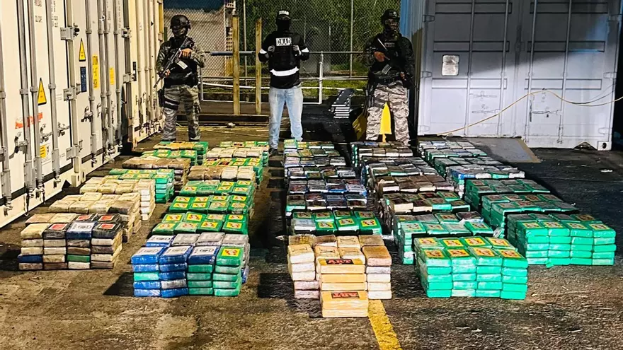 Los 1,527 paquetes con droga estaban dentro de un contenedor.