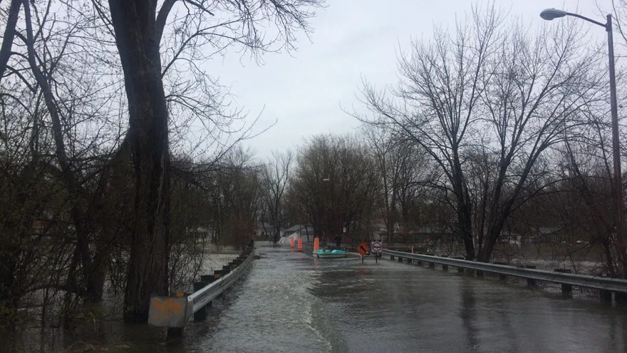 Fuertes lluvias provocan inundaciones en Montreal, Quebec.