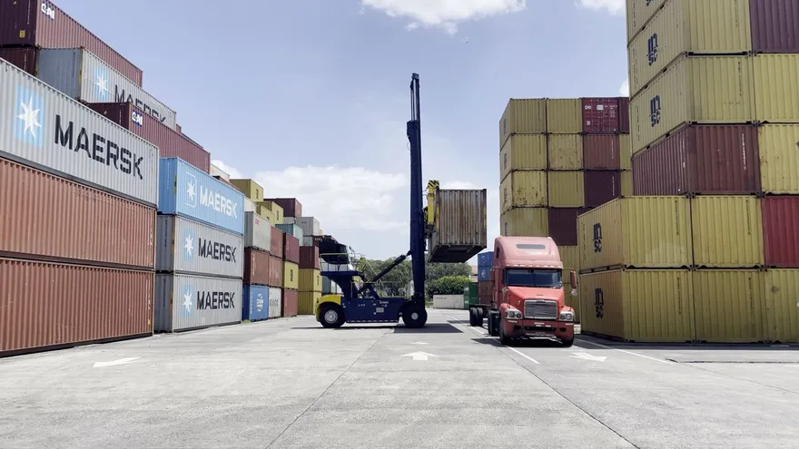 Traslado de contenedores en puerto e Balboa