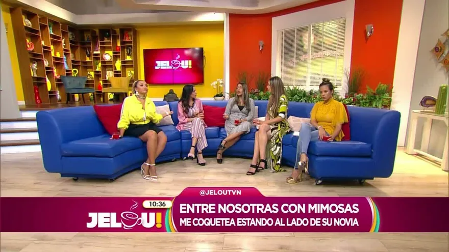 Me coquetea estando a lado de su novia