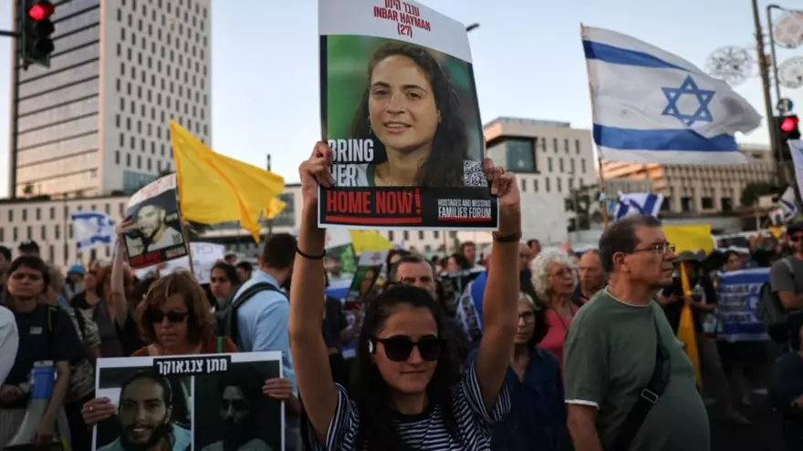 Exrehenes exigen el fin de la guerra en Gaza en acto frente a la oficina de Netanyahu