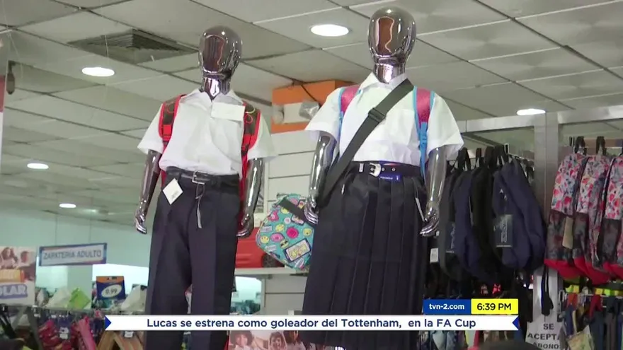 Panameños dedicados a las compras escolares