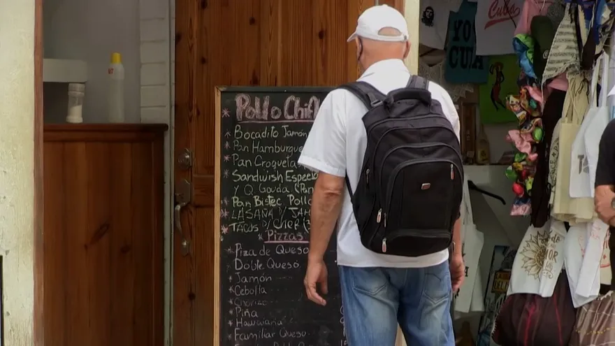 Cubanos resienten rigor de inflación de 6.900% en mercado informal de divisas